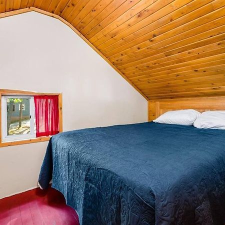 Cabin On Beautiful Arbutus Lake Near トラバーズ・シティ エクステリア 写真