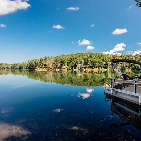 Cabin On Beautiful Arbutus Lake Near トラバーズ・シティ エクステリア 写真