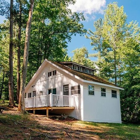 Cabin On Beautiful Arbutus Lake Near トラバーズ・シティ エクステリア 写真