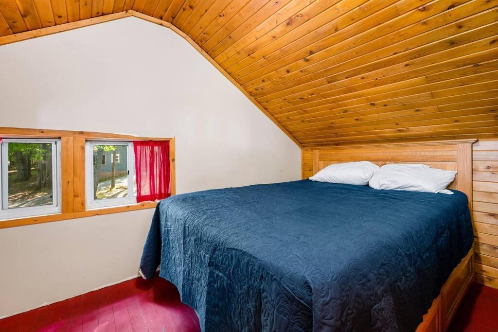 Cabin On Beautiful Arbutus Lake Near トラバーズ・シティ エクステリア 写真