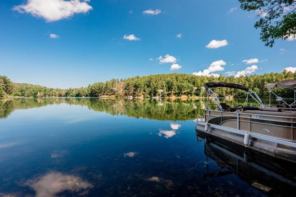 Cabin On Beautiful Arbutus Lake Near トラバーズ・シティ エクステリア 写真