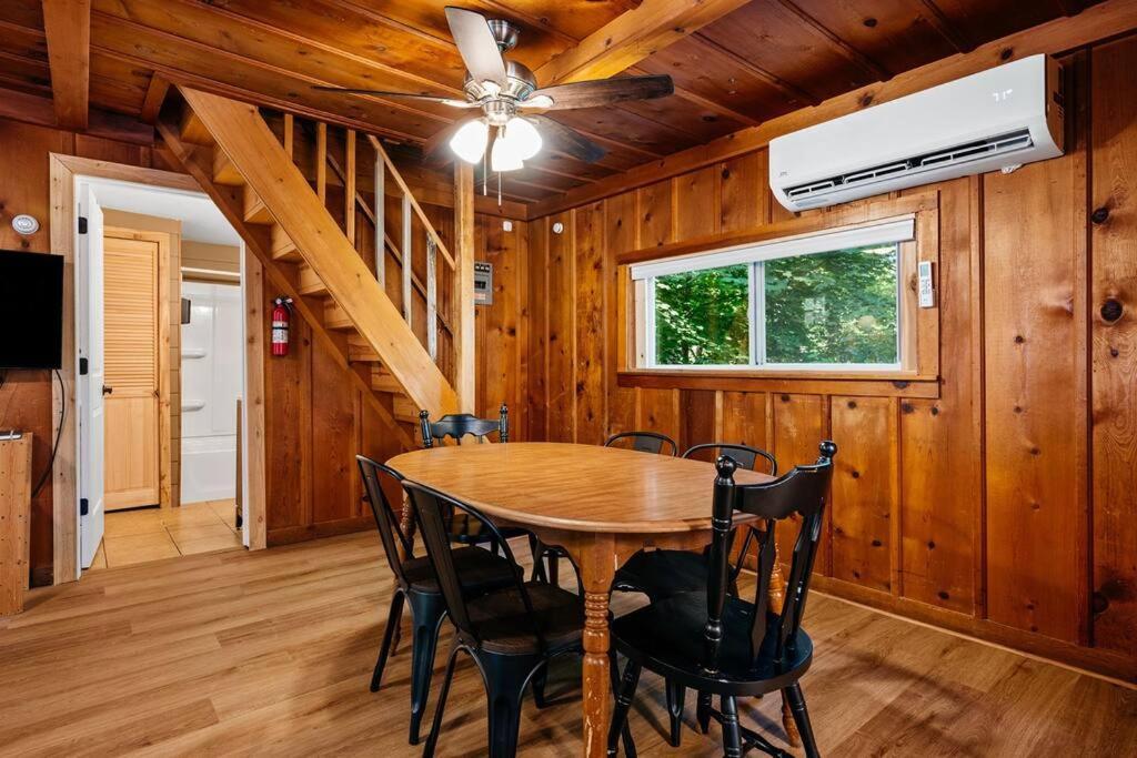 Cabin On Beautiful Arbutus Lake Near トラバーズ・シティ エクステリア 写真