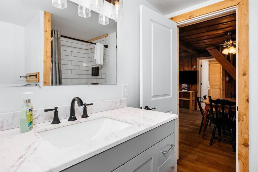 Cabin On Beautiful Arbutus Lake Near トラバーズ・シティ エクステリア 写真