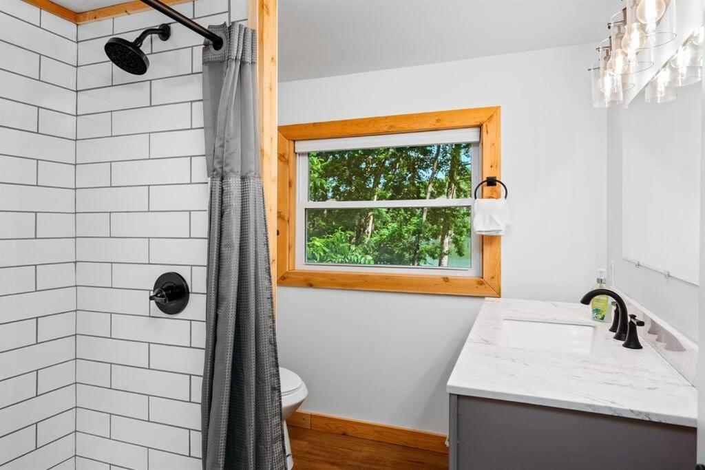 Cabin On Beautiful Arbutus Lake Near トラバーズ・シティ エクステリア 写真
