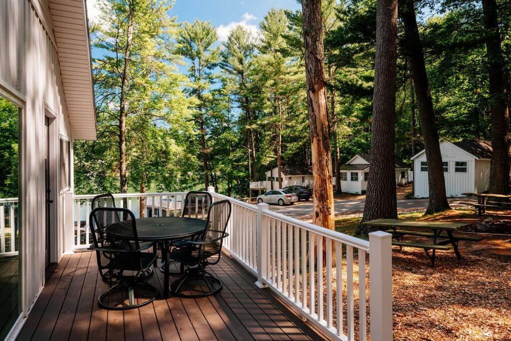 Cabin On Beautiful Arbutus Lake Near トラバーズ・シティ エクステリア 写真