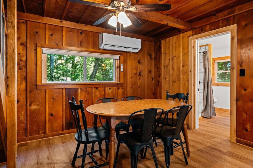 Cabin On Beautiful Arbutus Lake Near トラバーズ・シティ エクステリア 写真