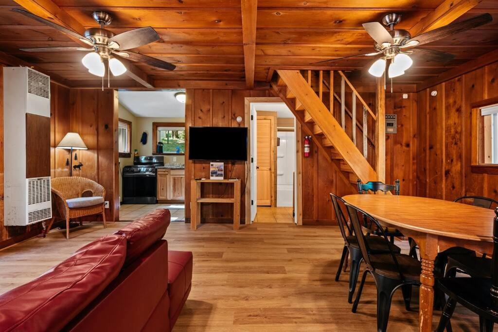 Cabin On Beautiful Arbutus Lake Near トラバーズ・シティ エクステリア 写真