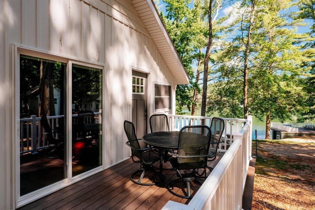 Cabin On Beautiful Arbutus Lake Near トラバーズ・シティ エクステリア 写真