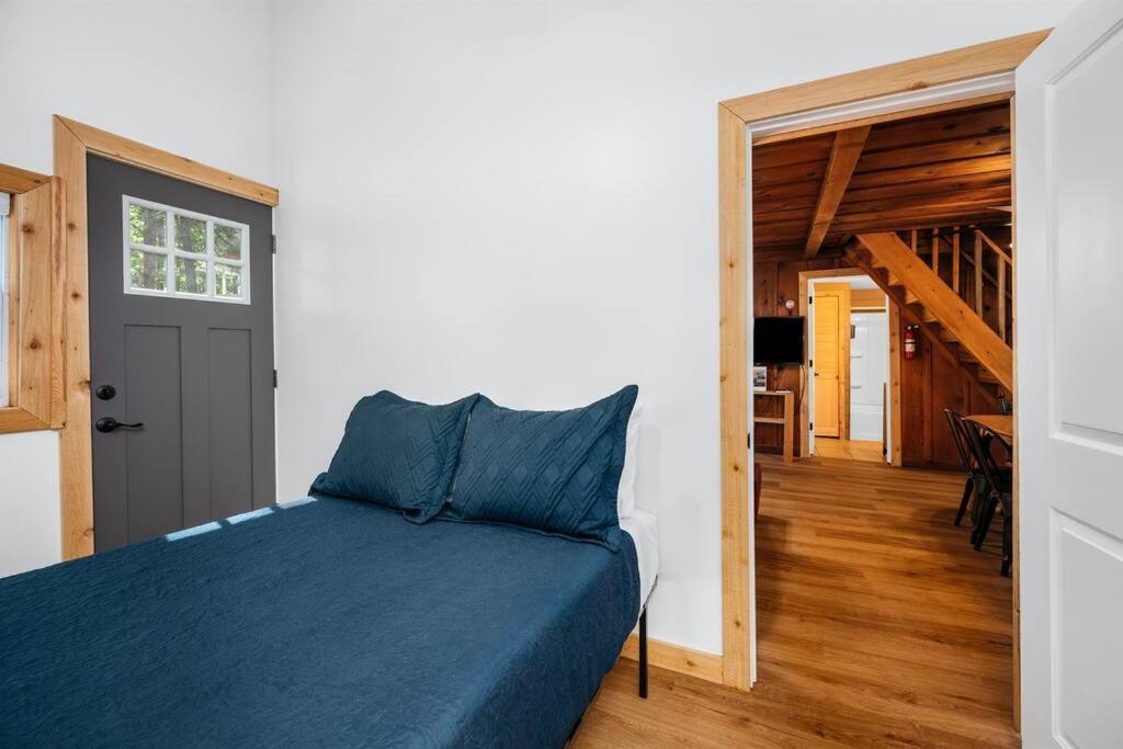 Cabin On Beautiful Arbutus Lake Near トラバーズ・シティ エクステリア 写真