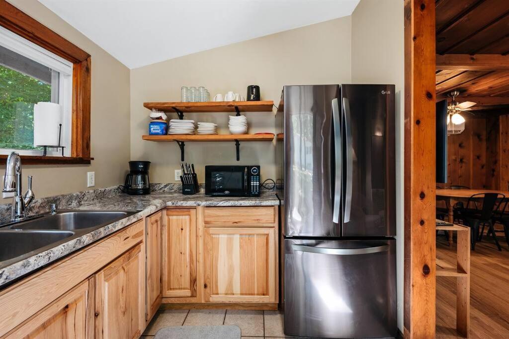 Cabin On Beautiful Arbutus Lake Near トラバーズ・シティ エクステリア 写真