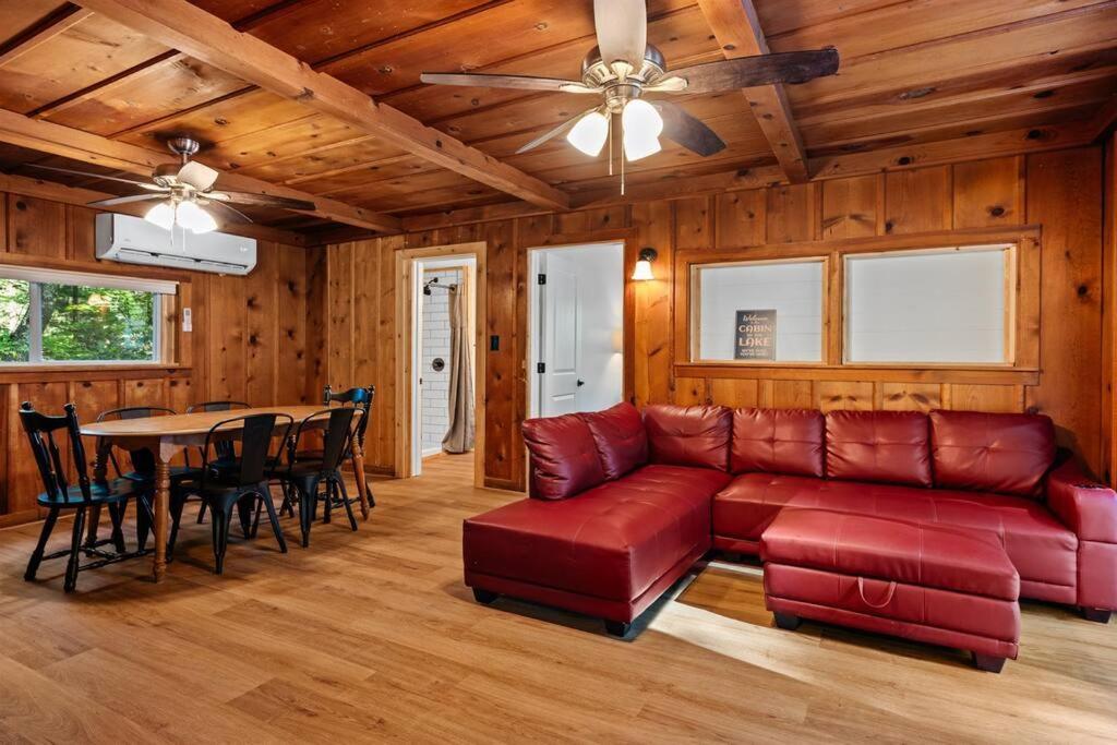 Cabin On Beautiful Arbutus Lake Near トラバーズ・シティ エクステリア 写真