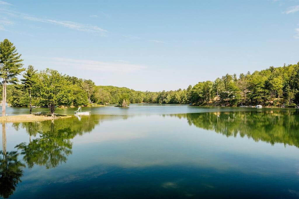 Cabin On Beautiful Arbutus Lake Near トラバーズ・シティ エクステリア 写真