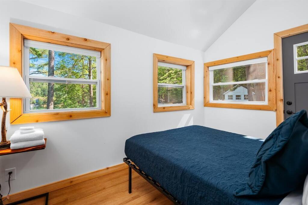 Cabin On Beautiful Arbutus Lake Near トラバーズ・シティ エクステリア 写真