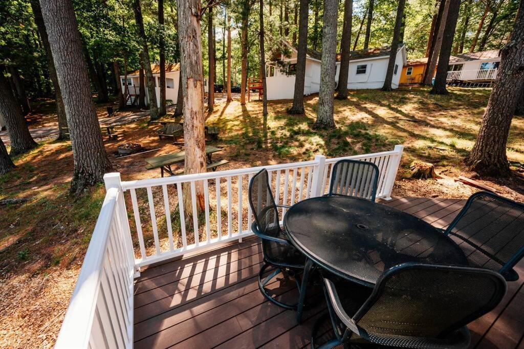 Cabin On Beautiful Arbutus Lake Near トラバーズ・シティ エクステリア 写真