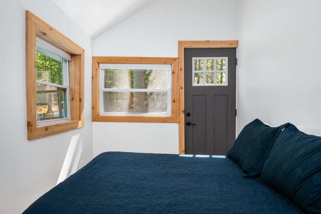 Cabin On Beautiful Arbutus Lake Near トラバーズ・シティ エクステリア 写真