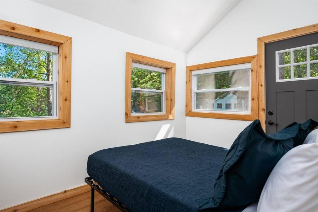 Cabin On Beautiful Arbutus Lake Near トラバーズ・シティ エクステリア 写真