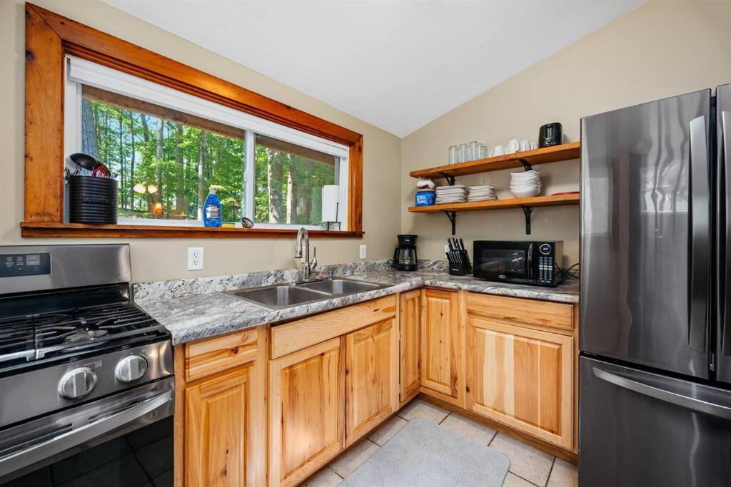 Cabin On Beautiful Arbutus Lake Near トラバーズ・シティ エクステリア 写真