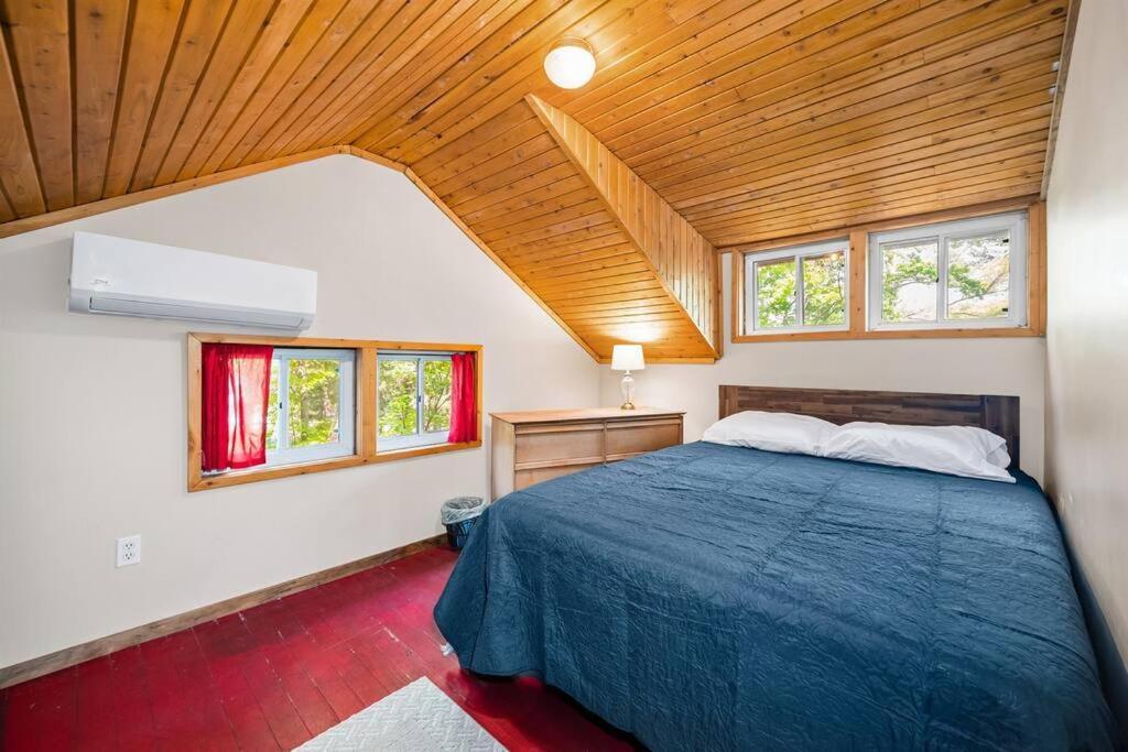 Cabin On Beautiful Arbutus Lake Near トラバーズ・シティ エクステリア 写真
