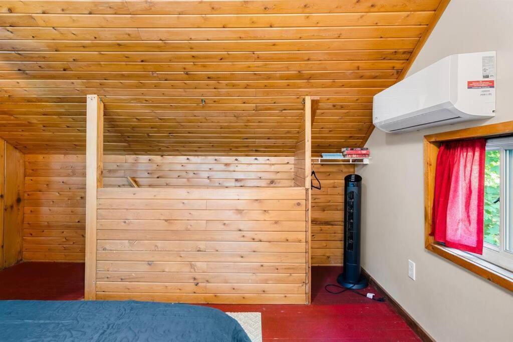 Cabin On Beautiful Arbutus Lake Near トラバーズ・シティ エクステリア 写真