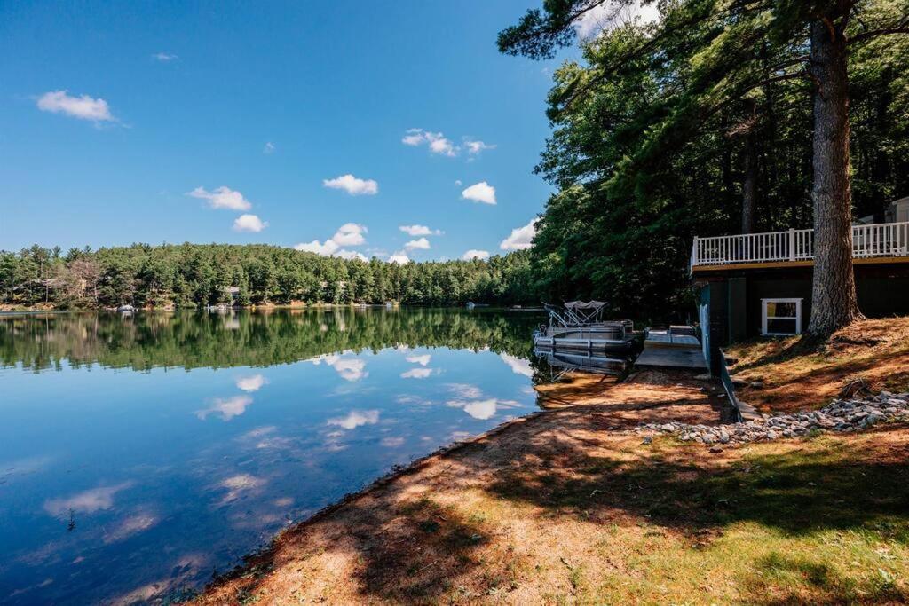 Cabin On Beautiful Arbutus Lake Near トラバーズ・シティ エクステリア 写真