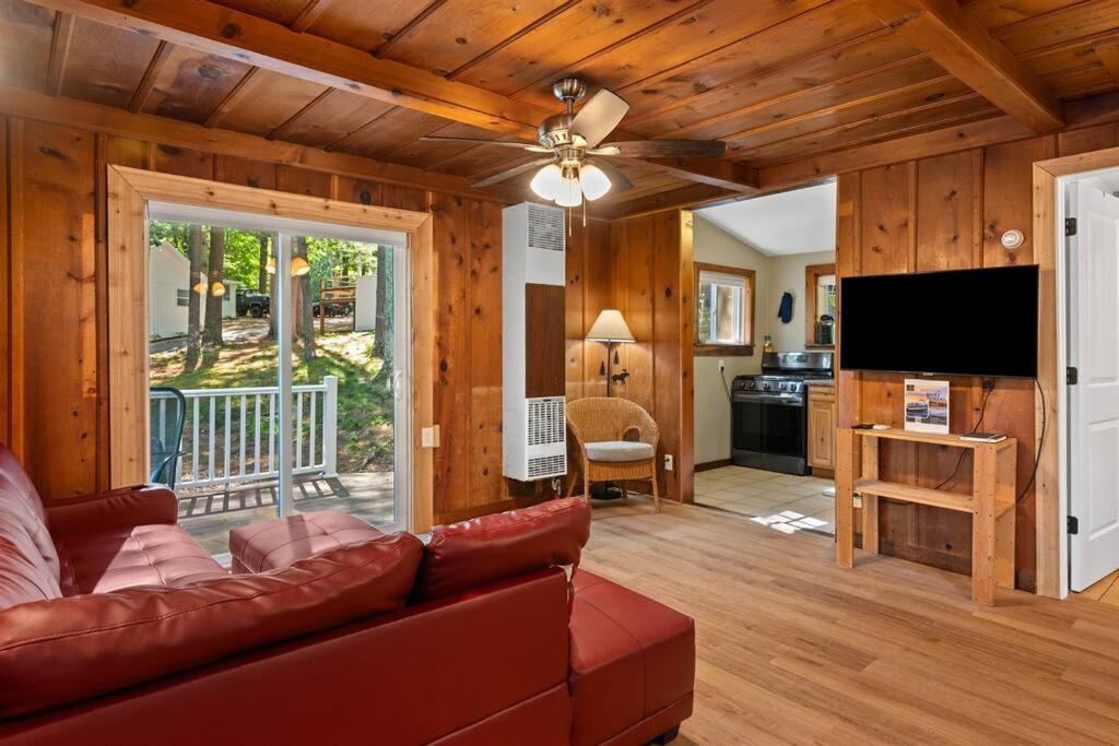 Cabin On Beautiful Arbutus Lake Near トラバーズ・シティ エクステリア 写真