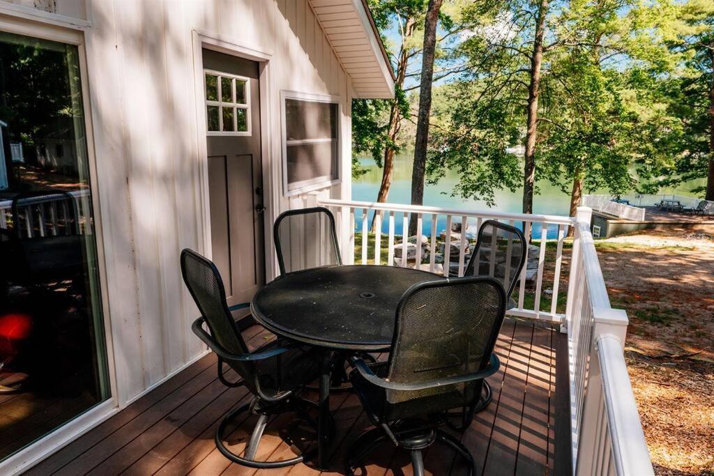 Cabin On Beautiful Arbutus Lake Near トラバーズ・シティ エクステリア 写真