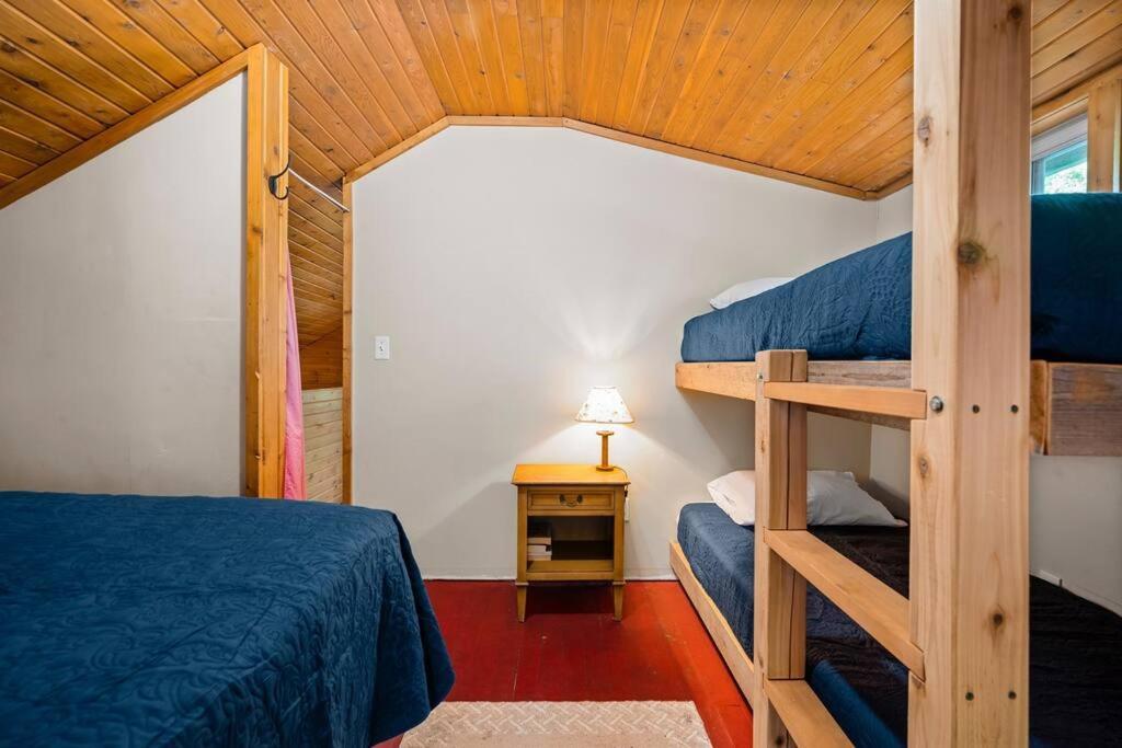 Cabin On Beautiful Arbutus Lake Near トラバーズ・シティ エクステリア 写真