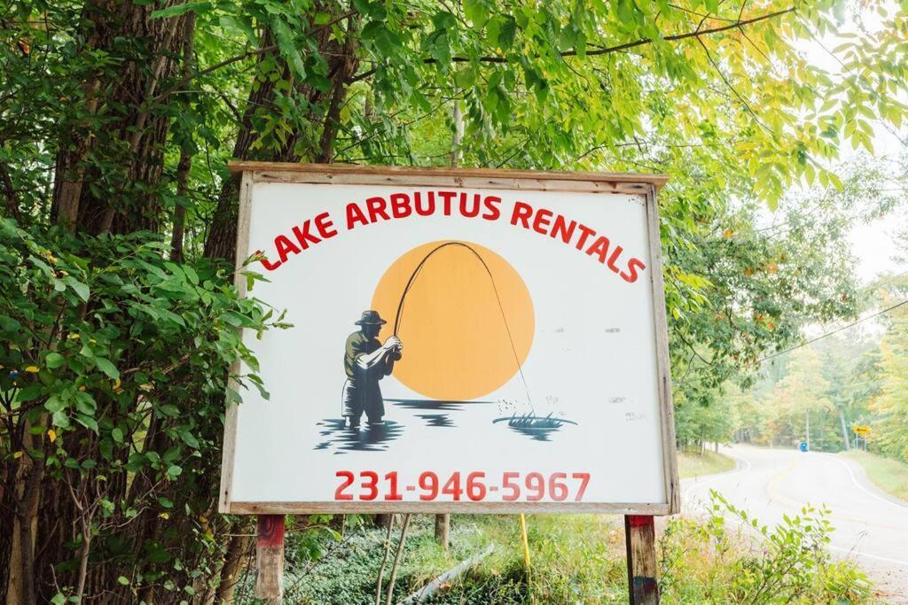 Cabin On Beautiful Arbutus Lake Near トラバーズ・シティ エクステリア 写真