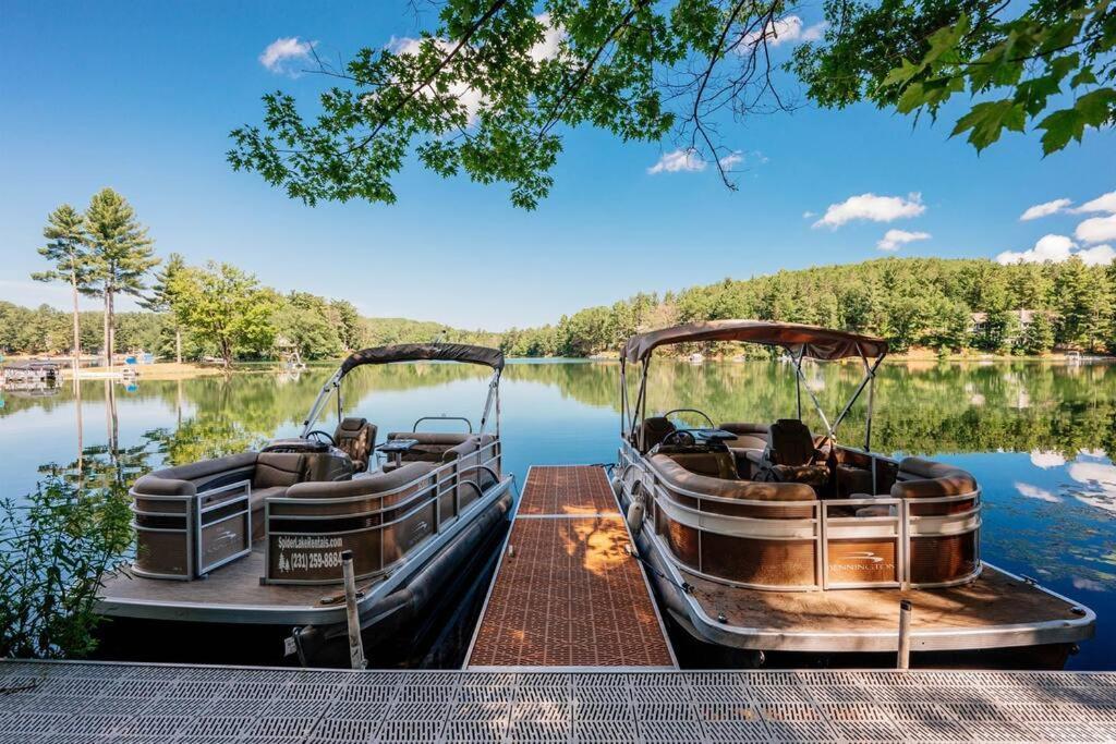 Cabin On Beautiful Arbutus Lake Near トラバーズ・シティ エクステリア 写真