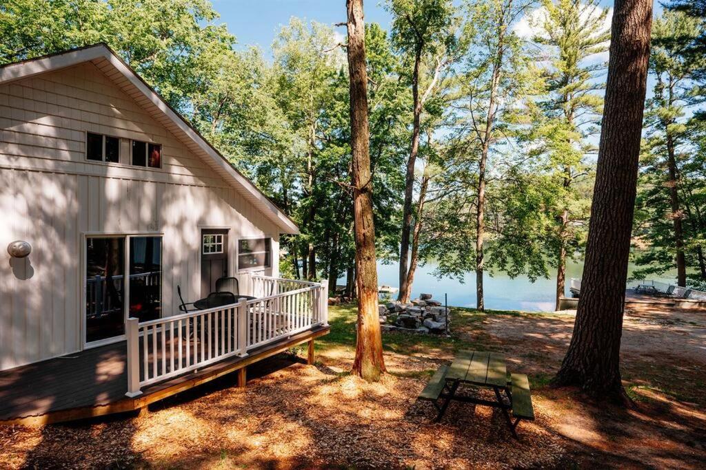 Cabin On Beautiful Arbutus Lake Near トラバーズ・シティ エクステリア 写真