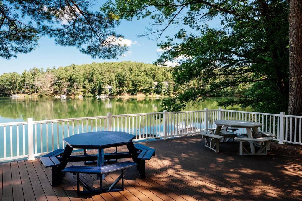 Cabin On Beautiful Arbutus Lake Near トラバーズ・シティ エクステリア 写真