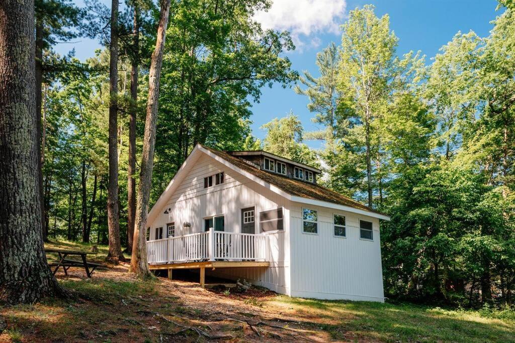Cabin On Beautiful Arbutus Lake Near トラバーズ・シティ エクステリア 写真